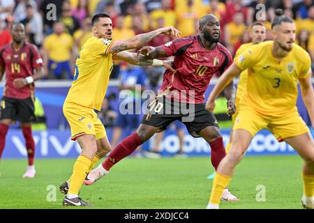 Colonia, Germania. 22 giugno 2024. Andrei Burca (15) della Romania, nella foto in duello con Romelu Lukaku (10) del Belgio durante una partita di calcio tra le squadre nazionali del Belgio, denominata Red Devils e Romania nella seconda giornata del gruppo e nella fase a gironi del torneo UEFA Euro 2024, sabato 22 giugno 2024 a Colonia, Germania. Crediti: Sportpix/Alamy Live News Foto Stock