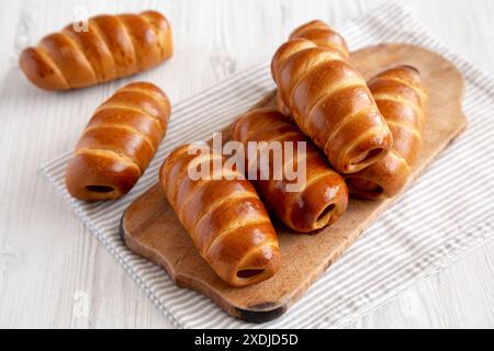 Kolache Rolls fatti in casa su una tavola rustica di legno, vista laterale. Foto Stock