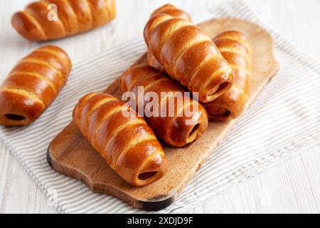 Kolache Rolls fatti in casa su una tavola rustica di legno, vista laterale. Foto Stock