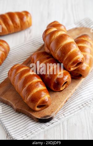 Kolache Rolls fatti in casa su una tavola rustica di legno, vista laterale. Foto Stock