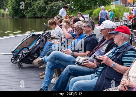 Impressionen von der Kieler Woche 2023 hier rund um den Hiroshimapark und den Kleinen Kiel im Zentrum. Modellbauer auf einer Bank auf dem vedere mit Fernbedienungen ihre Schiffe lenkend *** impressioni della settimana Kiel 2023 qui intorno al Parco di Hiroshima e il piccolo Kiel al centro modellisti su una panchina sul lago che dirige le loro navi con telecomandi Foto Stock