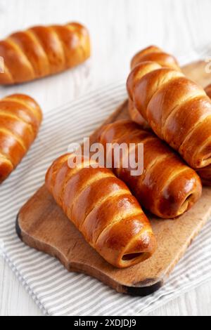 Kolache Rolls fatti in casa su una tavola rustica di legno, vista laterale. Foto Stock