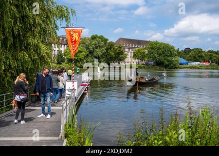 Impressionen von der Kieler Woche 2023 hier rund um den Hiroshimapark und den Kleinen Kiel im Zentrum, Ein Gondogliere mit Seiner Gondel fährt Passagiere über den vedi *** impressioni della settimana Kiel 2023 qui intorno al Parco di Hiroshima e al piccolo Kiel al centro, un gondogliatore con la sua gondola porta i passeggeri attraverso il lago Foto Stock