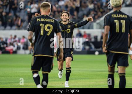 Il centrocampista del LAFC Ilie Sánchez (6) festeggia con Mateusz Bogusz durante una partita della MLS contro i San Jose Earthquakes, sabato 22 giugno 2024, al B Foto Stock