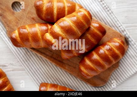 Kolache Rolls fatti in casa su una tavola rustica di legno, vista dall'alto. Foto Stock