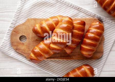 Kolache Rolls fatti in casa su una tavola rustica di legno, vista dall'alto. Foto Stock