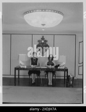 Warner Brothers Co., 90 Park Ave., New York City. Banco di segreteria. Collezione Gottscho-Schleisner Foto Stock