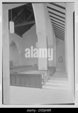 Church of the Epiphany, E. 74th St. E York Ave., New York City. Vista dalla corsia all'ingresso. Collezione Gottscho-Schleisner Foto Stock