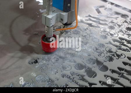 Macchina da taglio Waterjet in azione Foto Stock