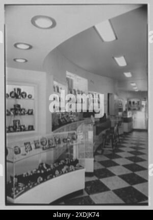 Leron, affari al 2485 di Grand Concourse, Bronx. Interni del reparto gioielleria. Collezione Gottscho-Schleisner Foto Stock
