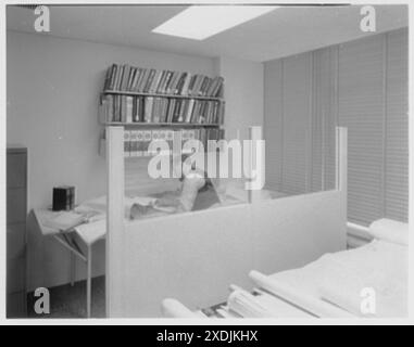 Morris Lapidus, 641 Lexington Ave., New York. Armadio della sala di disegno, con Allan Lapidus. Collezione Gottscho-Schleisner Foto Stock