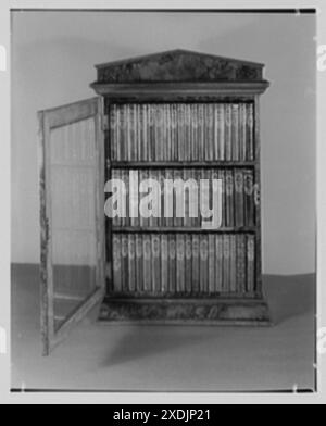 Gordon Ray, 25 Sutton Place South, New York. Libreria in miniatura. Collezione Gottscho-Schleisner Foto Stock