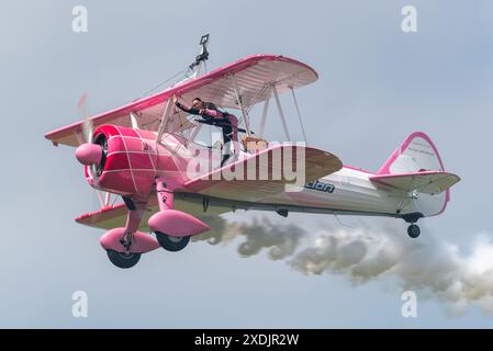 Sywell Aerodrome, Northamptonshire, Regno Unito. 23 giugno 2024. Il Sywell Airshow è un nuovo evento nel calendario dello show aereo. Una rivisitazione della consueta esposizione di "girl-on-the-Wing" ha visto Danielle del buono muoversi intorno alle ali del biplano d'epoca Boeing Stearman con il display 46 Aviation pilotato dal marito Emiliano Foto Stock