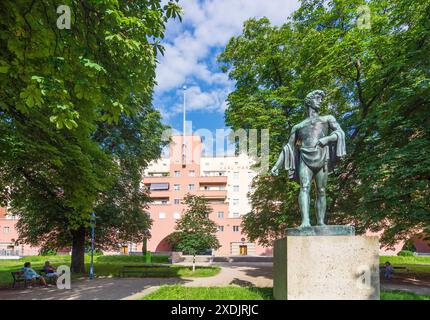 Karl-Marx-Hof Karl Marx Court è un complesso residenziale municipale di Gemeindebau, scultura Der Sämann Vienna 19. Döbling Wien Austria Foto Stock