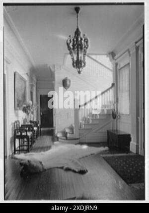 George St. George, residenza a Tuxedo Park, New York. Hall. Collezione Gottscho-Schleisner Foto Stock