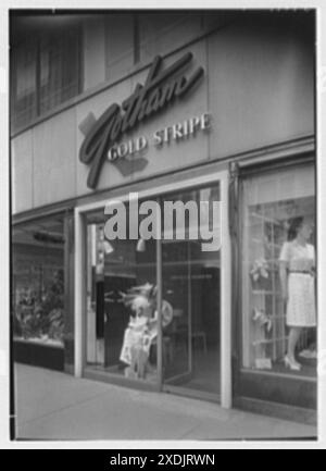 Gotham Hosiery Shop, affari a Madison Ave. E 59th St., New York City. Esterno. Collezione Gottscho-Schleisner Foto Stock