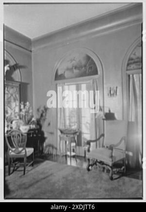 George St. George, residenza a Tuxedo Park, New York. Finestra e lunetta dipinta, soggiorno. Collezione Gottscho-Schleisner Foto Stock