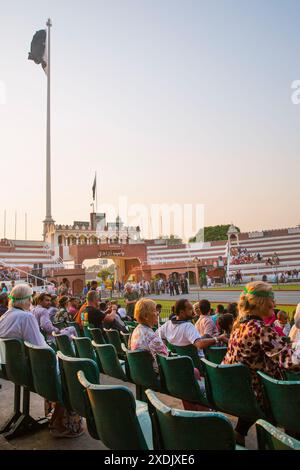 5 ottobre 2023, confine di Wagah, Pakistan. Famosa cerimonia di chiusura al confine con l'India. Foto Stock