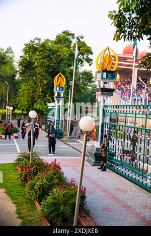 5 ottobre 2023, confine di Wagah, Pakistan. Famosa cerimonia di chiusura al confine con l'India. Foto Stock