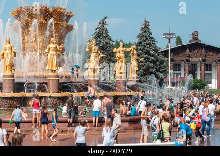 Mosca, Russia - 14 agosto 2011: In mezzo a un'ondata di caldo, i moscoviti trovano conforto nelle fontane della città. Foto Stock