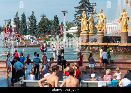 Mosca, Russia - 7 settembre 2019: In mezzo a un'ondata di caldo, i moscoviti cercano sollievo nelle fresche acque delle fontane della città. Foto Stock