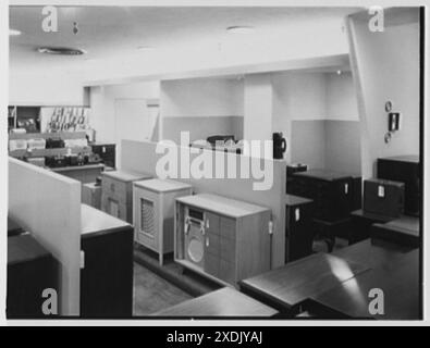 Macy's, affari in Giamaica, New York. Reparto radio. Collezione Gottscho-Schleisner Foto Stock