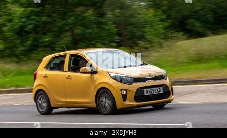 Milton Keynes, Regno Unito - 23 giugno 2024: 2021 auto gialla Kia Picanto che guida su una strada di campagna britannica Foto Stock