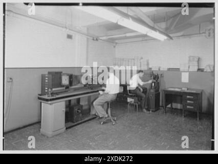 American Bureau of Shipping, 45 Broad St., New York City. Sala per microscopio. Collezione Gottscho-Schleisner Foto Stock