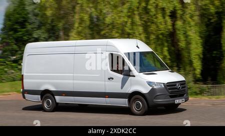 Milton Keynes, Regno Unito - 21 giugno 2024: Pulmino Mercedes bianco 2023 che guida su una strada di campagna britannica Foto Stock