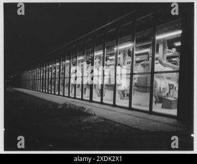 Aeroporto internazionale di Idlewild. Centrale elettrica, vista notturna, nitida. Collezione Gottscho-Schleisner Foto Stock