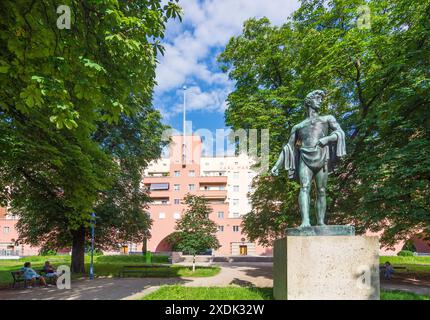 Vienna: Karl-Marx-Hof (Corte Karl Marx) è una Gemeindebau (complesso abitativo municipale), scultura "Der Sämann" nel 19. Döbling, Vienna, Austria Foto Stock