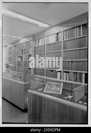 Magnamusic Inc., azienda 152 W. 57th St., New York City. Negozio di dischi, dettaglio degli scaffali. Collezione Gottscho-Schleisner Foto Stock