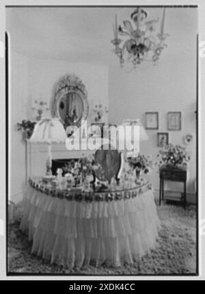 William S. Paley, residenza a Manhasset, Long Island. Il camerino della signora Paley, verticale. Collezione Gottscho-Schleisner Foto Stock