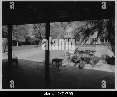 Signora Byron S. Ramsing, residenza al 232 di Emerald Ln., Palm Beach, Florida. Dal portico alla piscina. Collezione Gottscho-Schleisner Foto Stock