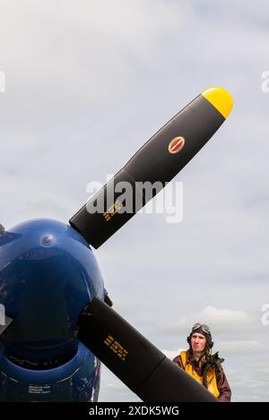 Sywell Aerodrome, Northamptonshire, Regno Unito. 23 giugno 2024. Il Sywell Airshow è un nuovo evento nel calendario degli spettacoli aerei con un tema specifico per gli aerei della seconda guerra mondiale. Rievocazione con un caccia North American P-51 Mustang Foto Stock