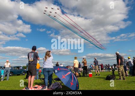 Sywell Aerodrome, Northamptonshire, Regno Unito. 23 giugno 2024. Il Sywell Airshow è un nuovo evento nel calendario dello show aereo. Lo spettacolo si concluse con le frecce rosse, che arrivarono sugli appassionati di aviazione con il merchandising Red Arrows Foto Stock