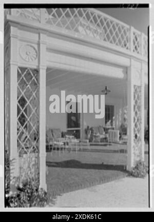 Jay o'Brien, residenza al 990 di Adam Rd., Palm Beach, Florida. Dettaglio del portico. Collezione Gottscho-Schleisner Foto Stock