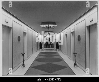 Warner Brothers Co., 90 Park Ave., New York City. Corridoio dell'ascensore per l'ingresso Warner. Collezione Gottscho-Schleisner Foto Stock