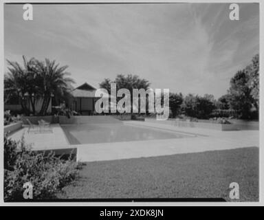 Signora Byron S. Ramsing, residenza al 232 di Emerald Ln., Palm Beach, Florida. Piscina. Collezione Gottscho-Schleisner Foto Stock