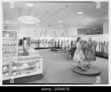 Lord & Taylor, affari a Bala-Cynwyd, Pennsylvania. Adolescenti. Collezione Gottscho-Schleisner Foto Stock