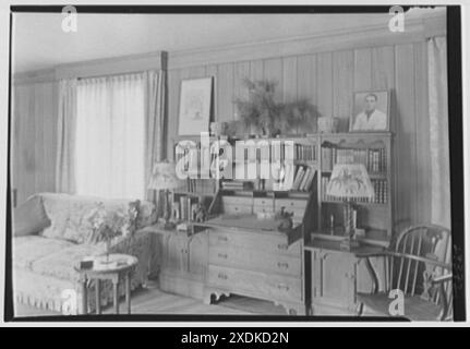 Signora D. Walter Gibson, residenza in Old Church Rd., Greenwich, Connecticut. Scrivania del soggiorno. Collezione Gottscho-Schleisner Foto Stock