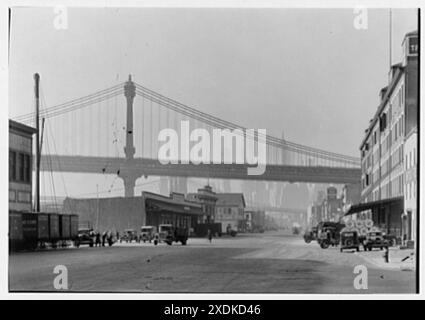 Vista sulla città di New York. Quartiere finanziario, dal ponte di Manhattan, vicino alla torre di Brooklyn. Collezione Gottscho-Schleisner Foto Stock