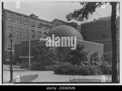 Hayden Planetarium, New York. Ingresso generale, da destra. Collezione Gottscho-Schleisner Foto Stock