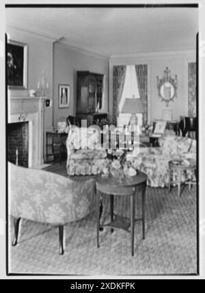 Signora Schoolfield Grace, residenza in Overlook Rd., Locust Valley, Long Island. Salotto, alla segretaria. Collezione Gottscho-Schleisner Foto Stock