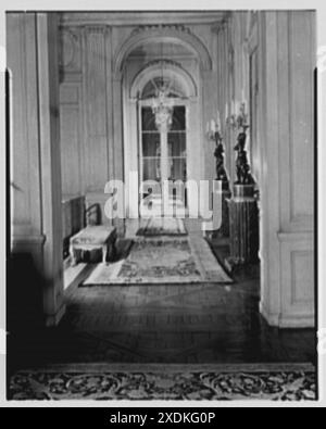 Signora Alexander Hamilton Rice, residenza sulla 5th Avenue, New York. Vista della hall, secondo piano. Collezione Gottscho-Schleisner Foto Stock