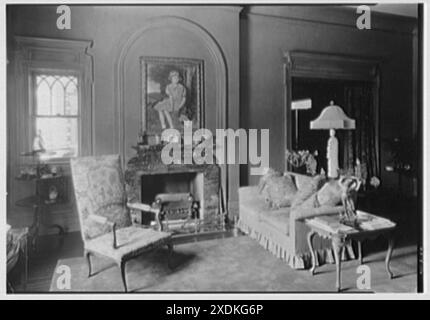 George St. George, residenza a Tuxedo Park, New York. Caminetto e ritratto. Collezione Gottscho-Schleisner Foto Stock