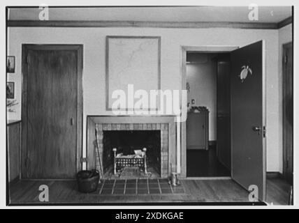 Duane R. Stoneleigh, residenza a Yale Farms, Port Chester, New York. Studio moderno, caminetto. Collezione Gottscho-Schleisner Foto Stock