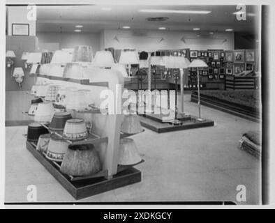 Macy's, affari in Giamaica, New York. Lampade. Collezione Gottscho-Schleisner Foto Stock