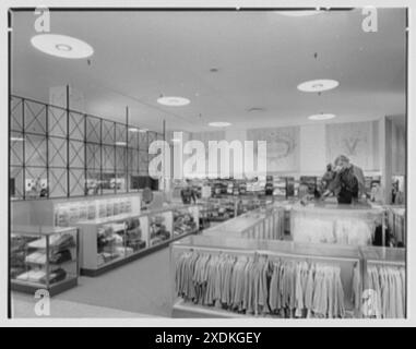 Gimbel Brothers, affari nel Cross County Center, Yonkers, New York. Maglioni. Collezione Gottscho-Schleisner Foto Stock