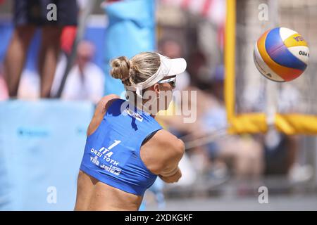 Reka Orsi Toth (ITA) in azione durante il World Beach Pro Tour, Beach Volley Match a Messina, 23 giugno 2024 Foto Stock